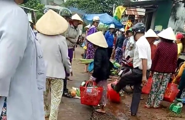 Những[-]cú[-]đá[-]vào[-]miếng[-]ăn[-]của[-]dân